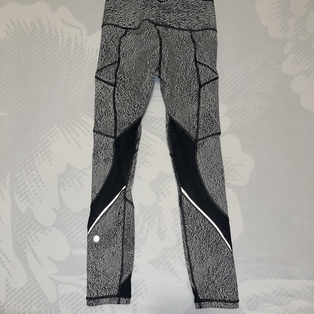 Lululemon Womens Outrun Tight Size 4 Power Luxtreme Spray Jacquard White Black